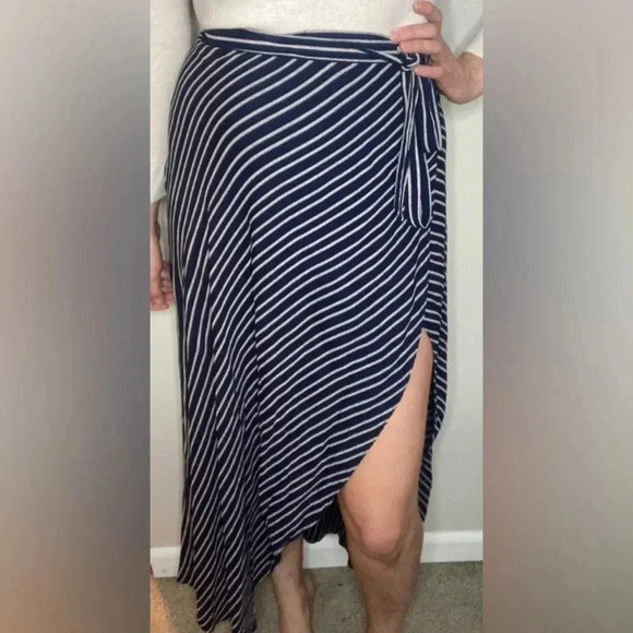 Reformation Nessy Wrap Skirt Size Medium Navy Cream Striped - Picture 1 of 11